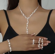 Piękny komplet 4 części w kolorze srebrnym