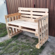 Ławka z palet ręcznie zrobiona