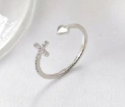 Pierścionek z krzyżem i sercem