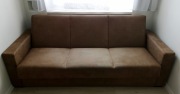 Wygodna i solidna kanapa - wersalka ze Swarzędza brązowa 220x120 cm 2-os