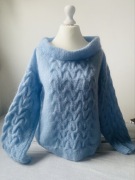 Sweter z moheru zrobiony na drutach 