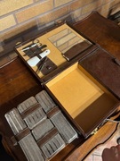 Podróżny zestaw kosmetyczny w skórzanej walizce