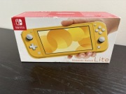 Nintendo Switch Lite, karta pamięci 250 GB, Etui Pikachu, Pudełko, zasilacz