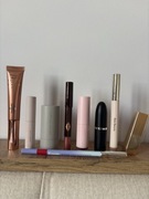 Zestaw do makijażu Rare beauty Charlotte Kosas Mac Hourglass Anastasia