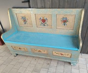 Stara zabytkowa ława ze skrzynia drewniana otwierana malowana