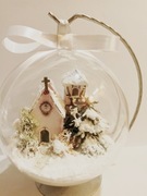 Rękodzieło – bombka świąteczna 12 cm w kuli z domkiem + stojak i opakowanie