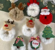 Świąteczna frotka włochata do włosów – puszysta gumka z ozdobą, różne wzory