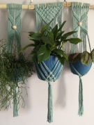 Potrójny kwietnik z makramy