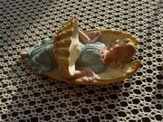 Cudowna  przedwojenna biskwitowa sygnowana kropielniczka