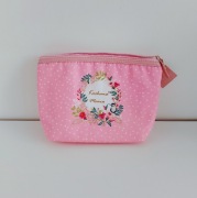 Różowa kosmetyczka zapinaną na zamek. Z napisem Kochana Mama