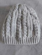 Zimowa czapka damska z cyrkoniami warkocz jasny szary