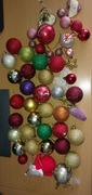 Bombki choinkowe różne, niektóre szklane, niektóre plastykowe