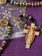 Śliczny Różaniec z Gwadelupe.Meksyk.Na każdym łączniku Mateczka z Gwadelupe