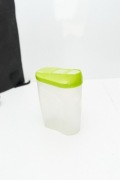 Pojemnik na płatki lub makaron 1L z dozownikiem – zielona pokrywka