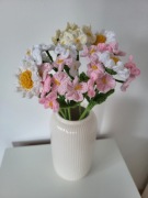 Bukiet kwiatów wykonanych na szydełku