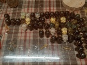 Breloki w kształcie czaszki z bursztynem 