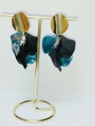 Kolczyki czerń, zieleń, holograficzne, płatki kwiatów.