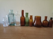 Stare butelki apteczne, część z napisami