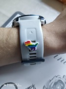 Przypinka typu pop-it.