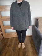 Sweter damski zrobiony na szydełku