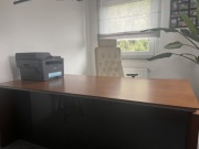 Biuro z kontenerkiem z drewna i szarego szkła + fotel