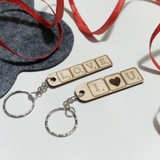 Breloki dla Par Zestaw 2 szt. Love I (serce) U Prezent Walentynki Drewno