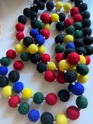 Korale z kulek filcowanych