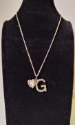 Wisiorek "G" cyrkonie+serduszko kolor srebrny