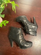 Botki wiązane sznurowane na platformie