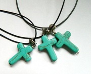 Turkusowy krzyżyk, delikatny wisiorek na rzemyku, uniseks