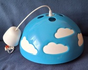 Lampa dziecięca IKEA SKOJIG w kolorze niebieskim z motywem białych chmur. 