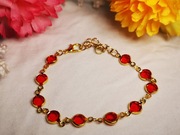 Bransoletka z czerwonymi szklanymi koralikami