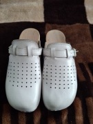 Białe klapki medyczne typu chodaki Julex 