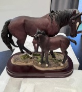 Figurka kolekcjinerska - konie, Koń ze źrebakiem - Leonardo Collection
