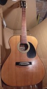 Wiekowa gitara akustyczna LA 104 