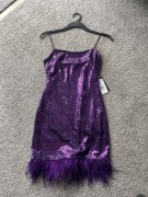 Sukienka z cekinami i piórami