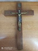 Drewniany krzyż z figurą Chrystusa – styl klasyczny