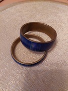 Komplet metalowych bransoletek w kolorze granatowym.