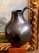 VEB KKF,wazon z wyciągniętym uchem, CZARNY,CERAMIKA NIEMCY.26cm.