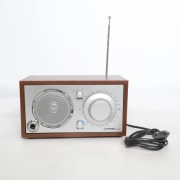 Radio FA 1907 marki First Austria w unikalnej drewnianej obudowie 