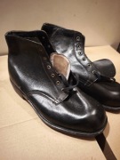 Stare buty robocze ze skórzaną podeszwą i żabkami