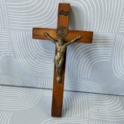 Stary krzyż z Panem Jezusem 