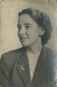 Portret dziewczyny 1940 vintage retro lata 40 kobieta broszka jeleń