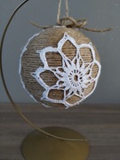 Bombka ręcznie robiona ze sznurka z ozdobami robionymi na szydełku 