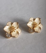 Kolczyki kwiatki kremowe perłowe cyrkonie