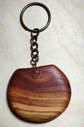 Breloczek do kluczy z drewna śliwy
