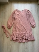 Sukienka dresowa La Lu pudrowy róż z falbaną – oversize