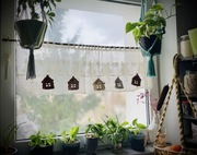 Trzy dekoracyjne domki szydełkowe - Dekoracje okienne