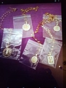 Łańcuszki z medalik ami z wizerunkiem  MB z Gwadelupe. Za 1 sztukę 60 zł. 