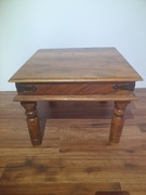 antyczny stolik kawowy z drewna mango 